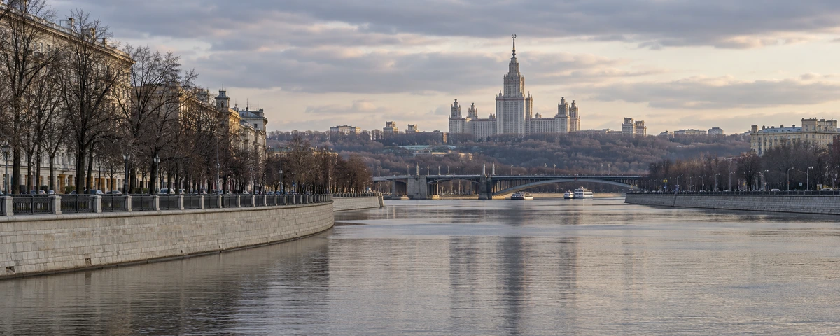 Москва и набережная реки