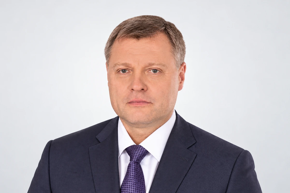 Игорь Бабушкин в тёмном костюме