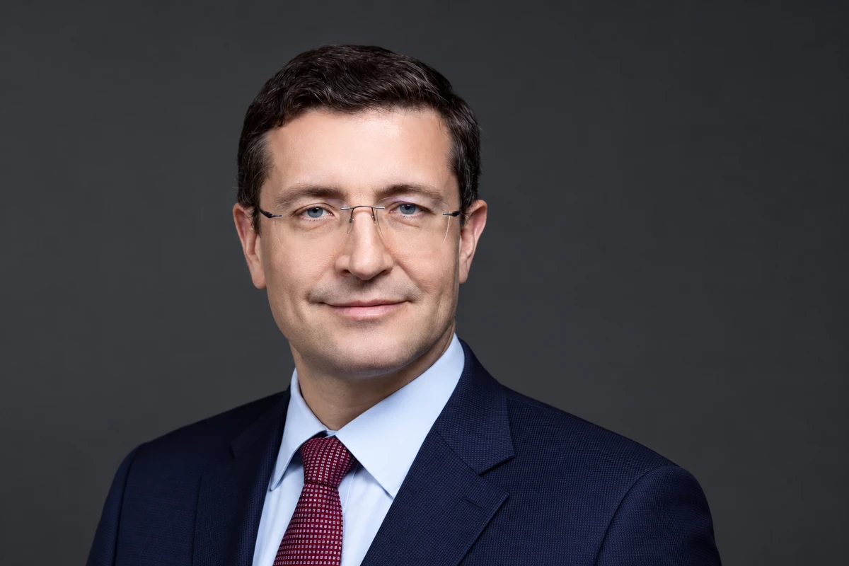 Глеб Никитин Глеб Никитин в деловом костюме